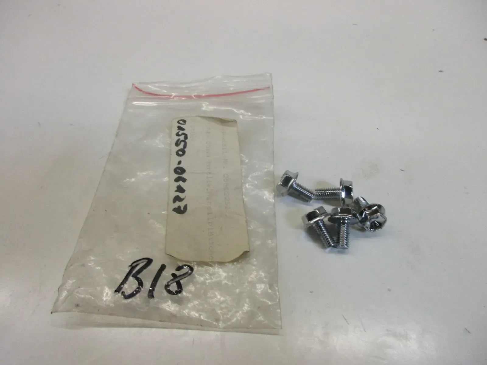 B18. Suzuki GS 450_750_850 Schraube M6 x 12 mm Bolzen Motor bolt 01550-06127 - Bild 1