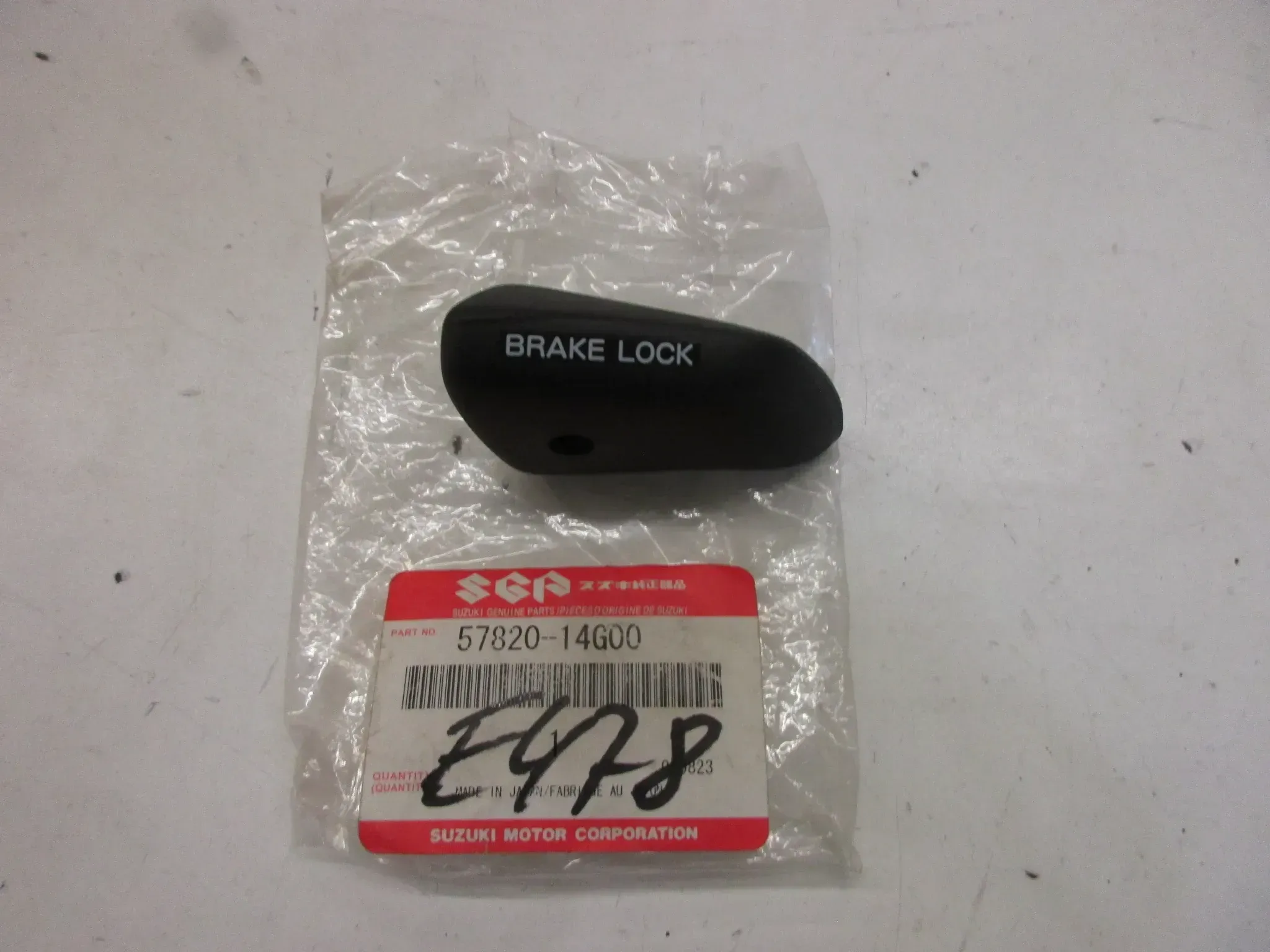 E478. Suzuki AN 400 Burgman Knopf Bremse 57820-14G00 Pedal Schloss Knauf Stopfen - Bild 1