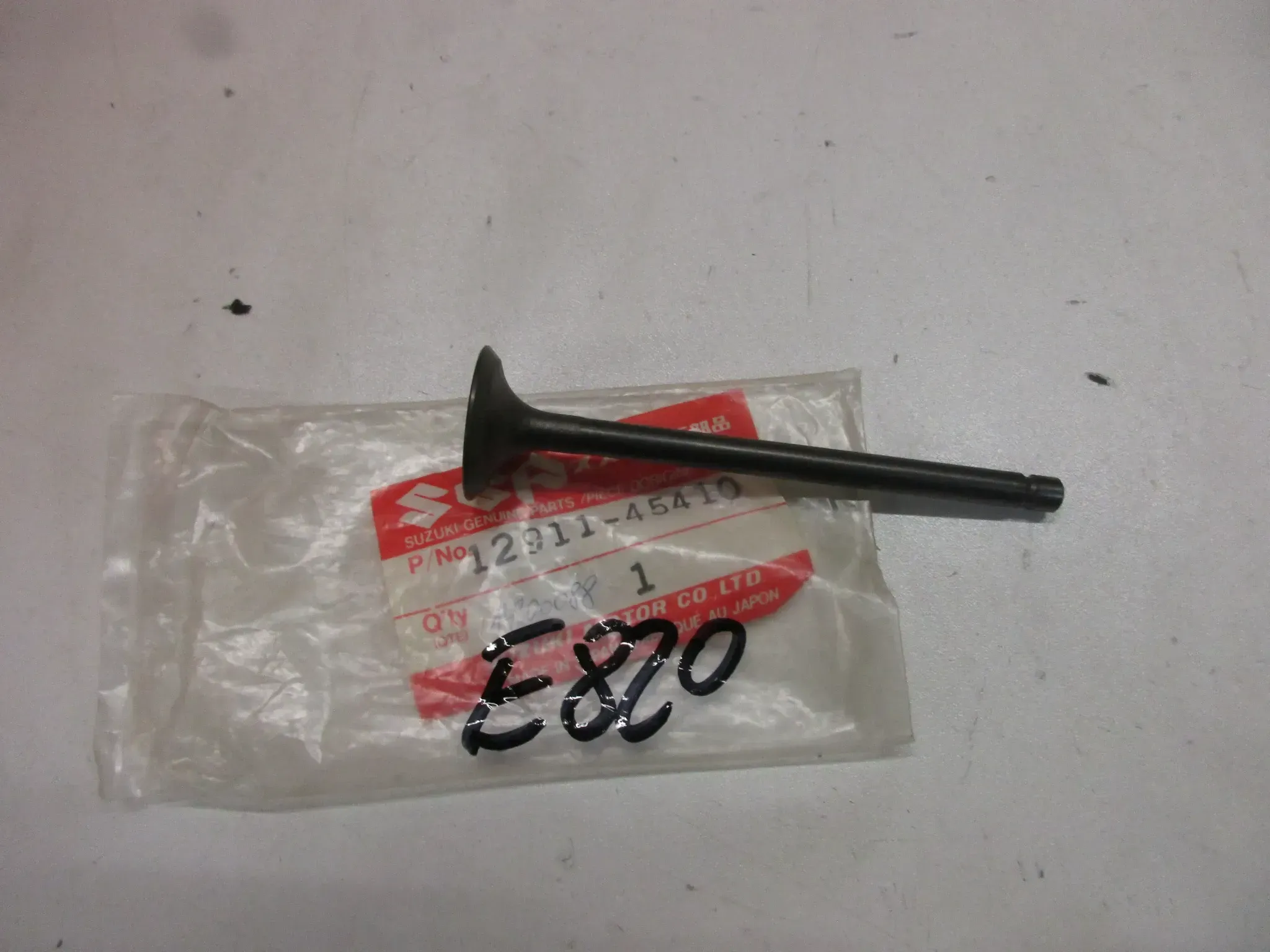 E820. Suzuki GSX 750 Einlassventil Ventil 12911-45410 Nockenwelle Motor Zylinderkopf - Bild 1