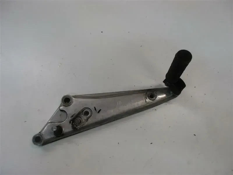 1. HONDA CB 650 RC03 FUßRASTENHALTER HINTEN RECHTS MIT FUßRASTE HALTER - Bild 1