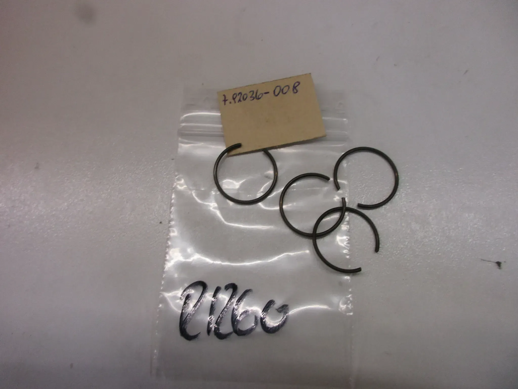 R1260 Kawasaki ZRX 1200 Sicherungsring Clip 92036-008 Zylinderkopf Motor Kolben - Bild 1