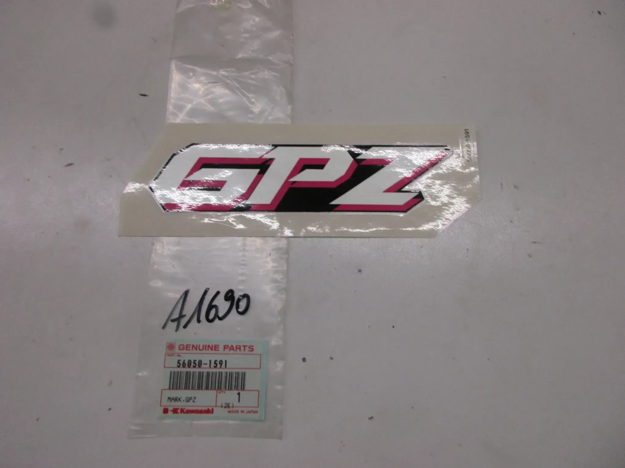 A1690 Kawasaki GPZ 500 S Aufkleber Verkleidung Emblem 56050-1591 Dekor Original - Bild 1