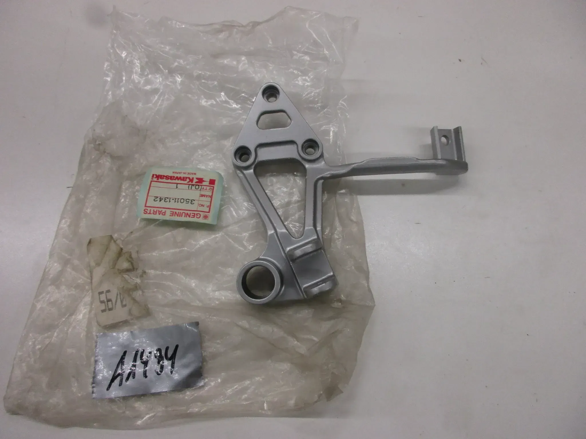 A1494 Kawasaki GPX 600 R ZX600A Soziusraste hinten links 35011-1342 Fußraste - Bild 1