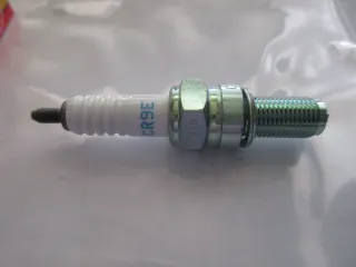 R1881 NGK CR9E Kawasaki Yamaha Suzuki Zündkerze 6263 Motor Ø 14 mm - Bild 3