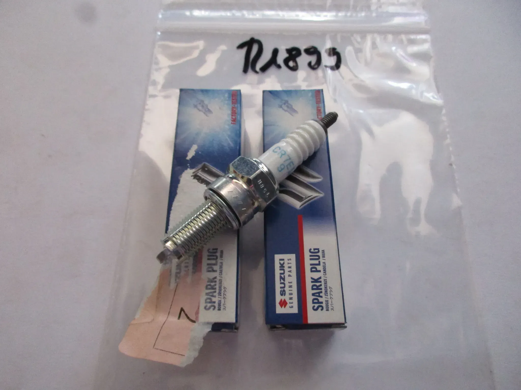 R1899 Suzuki SFV 650 Gladius Zündkerzen 09482-00554 Motor CR7EIA-9 - Bild 1