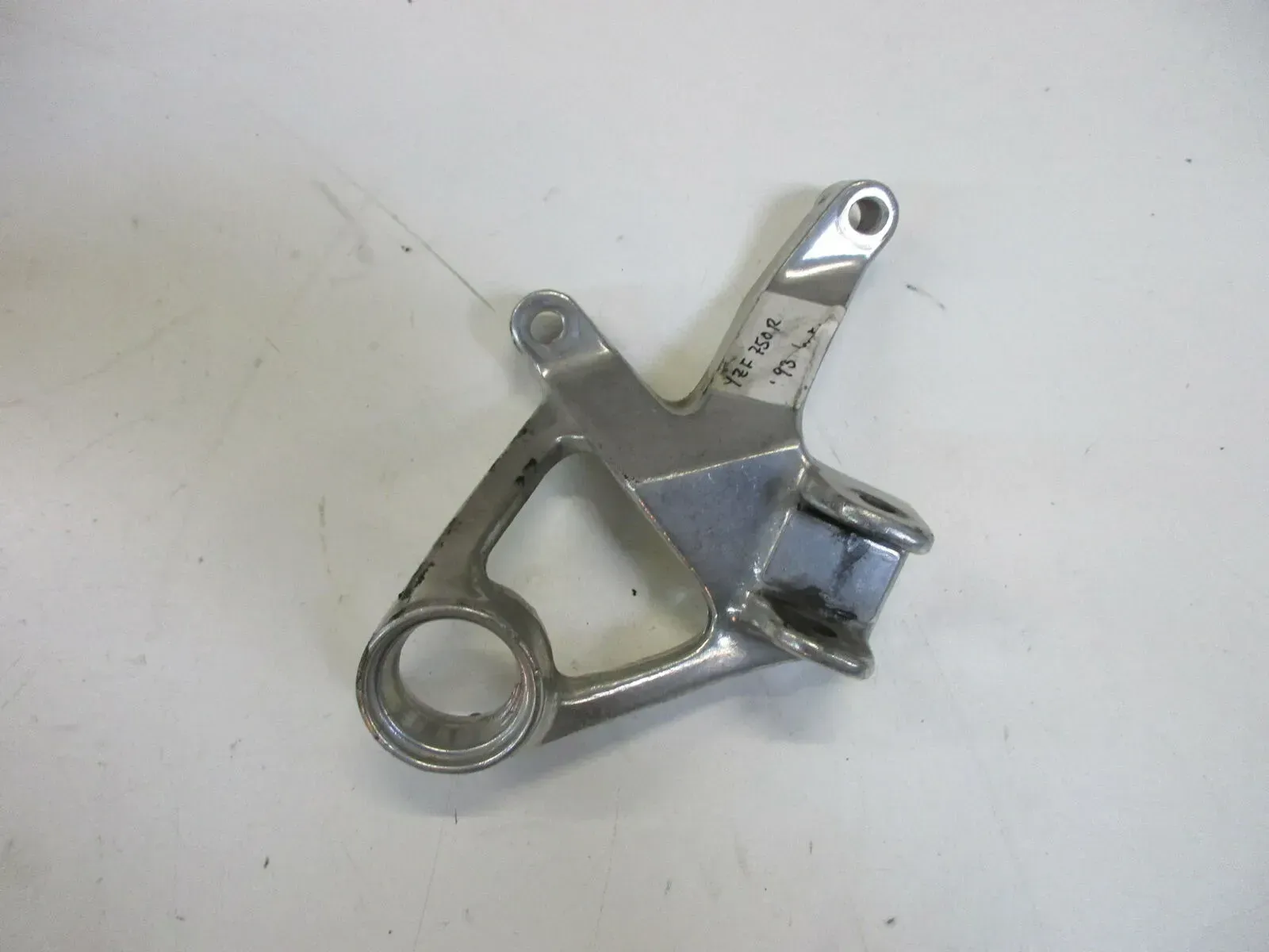 O. Yamaha YZF 750 R_SP 4HN Fußrastenbrücke hinten rechts Fussrastenhalter Sozius - Bild 1