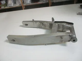 1. YAMAHA FZS 600 FAZER RJ02 Schwinge Hinterradaufhängung Felge hinten (2) - Bild 1