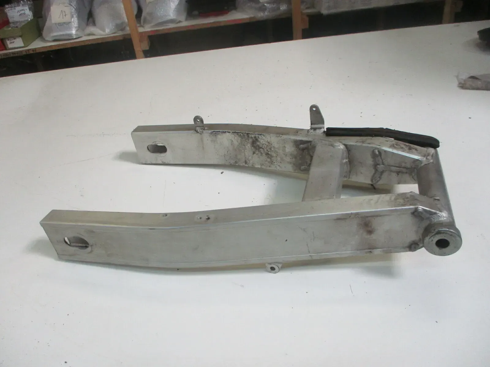 1. YAMAHA FZS 600 FAZER RJ02 Schwinge Hinterradaufhängung Felge hinten (2) - Bild 1