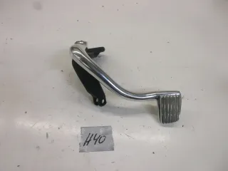 Fußrastenhalter rechts mit Bremspedal H40. Harley Davidson Street Bob FXDB - Bild 1