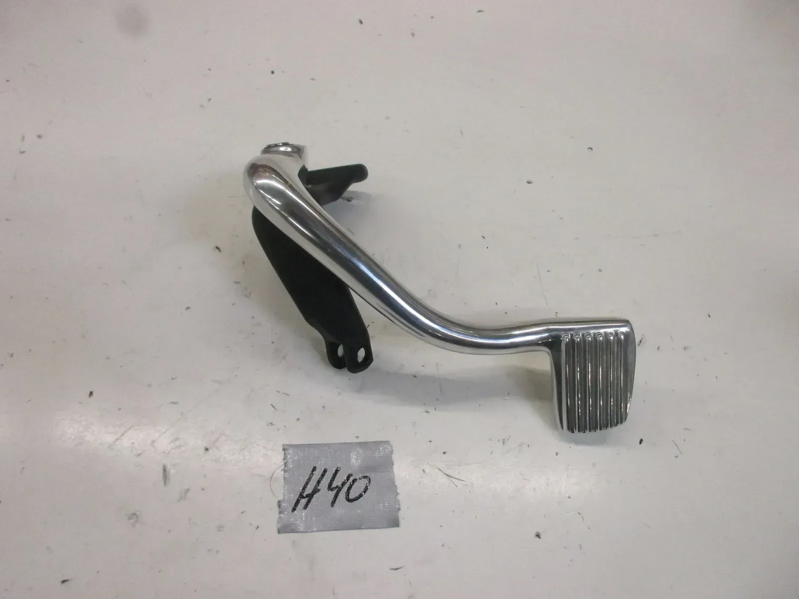 Fußrastenhalter rechts mit Bremspedal H40. Harley Davidson Street Bob FXDB - Bild 1