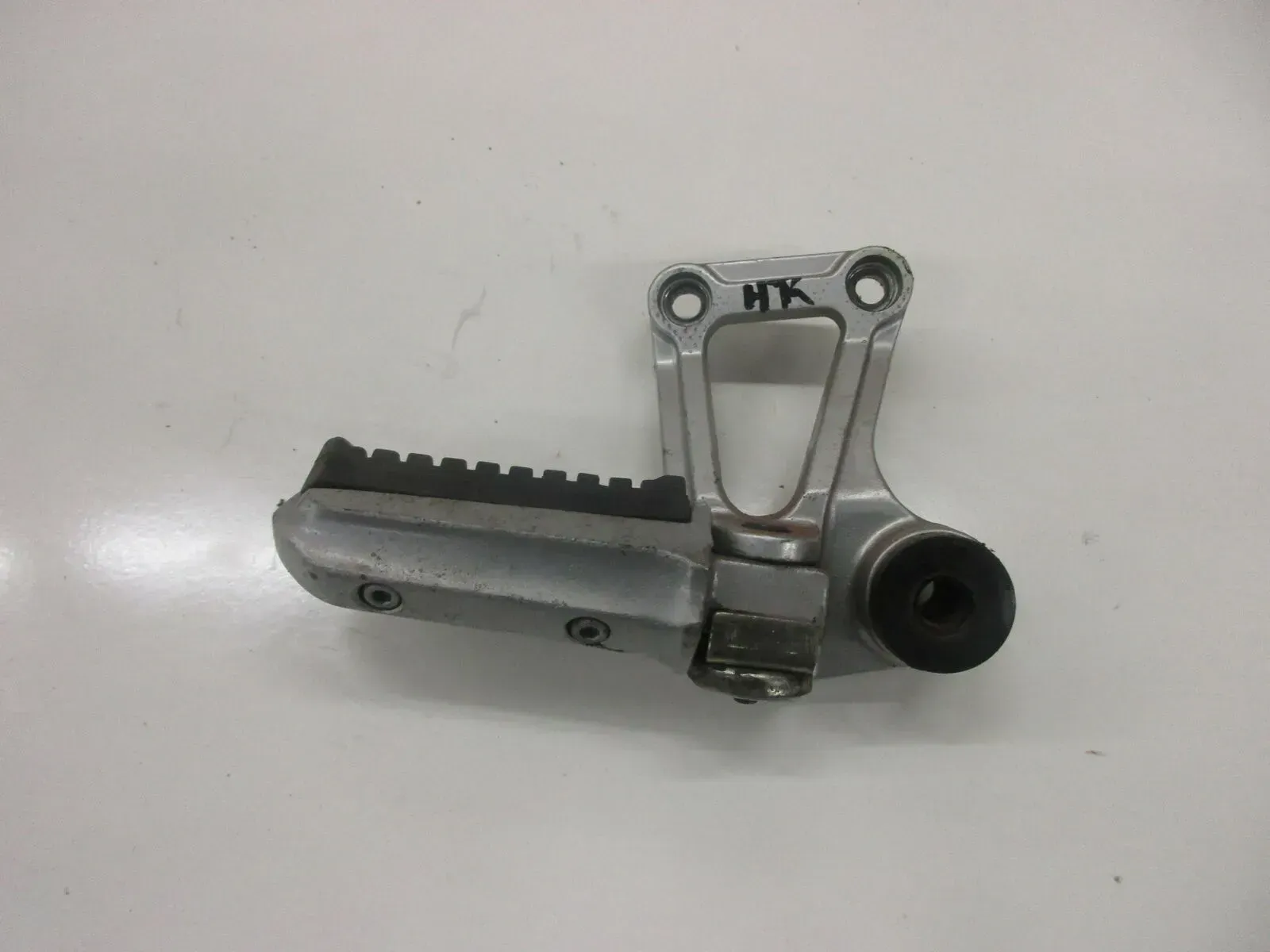 5. Kawasaki GPZ 600 R ZX600A Fußrastenhalter hinten rechts mit Fussraste Sozius - Bild 1