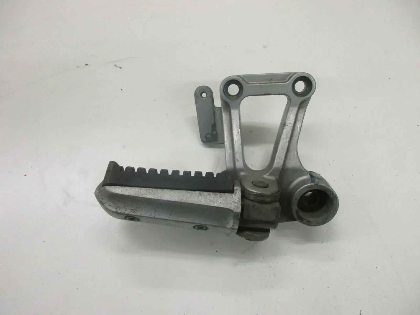 8. Kawasaki GPZ 600 R ZX600A Fußraste hinten rechts Soziusratse Fussraste - Bild 1