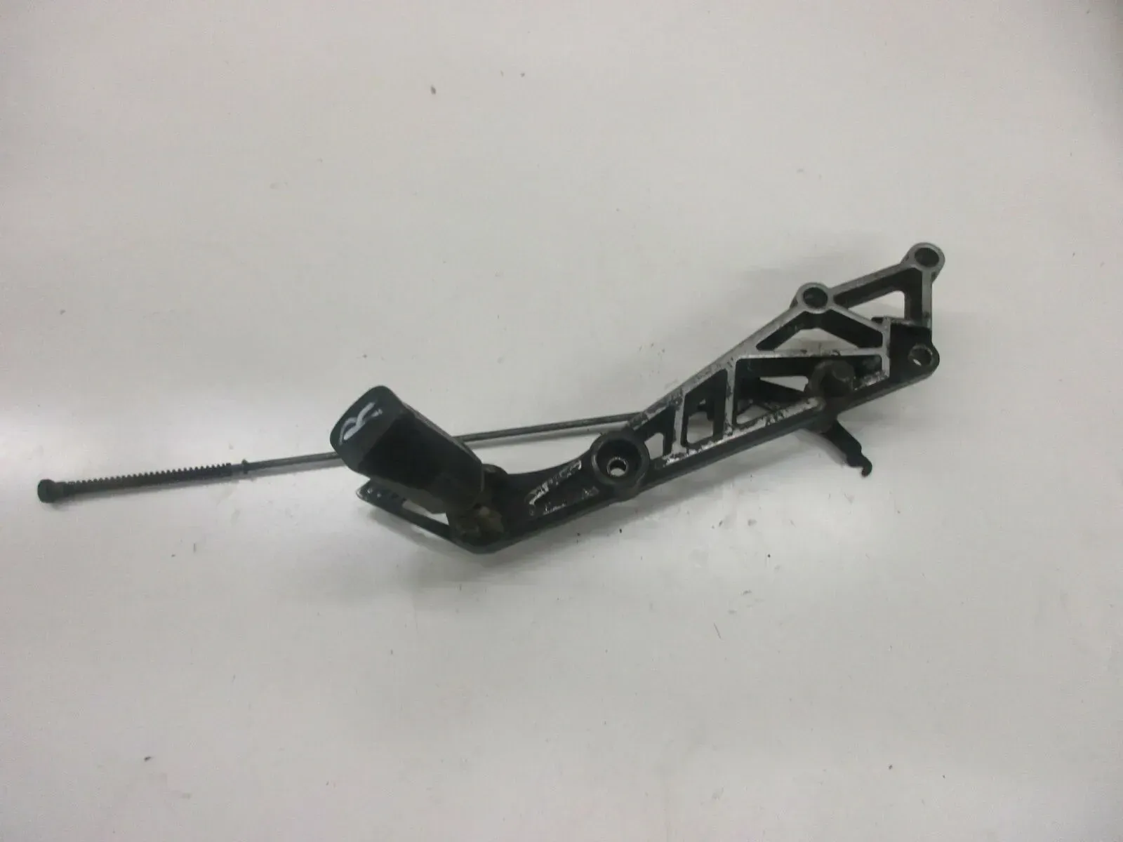 4. Kawasaki GPZ 305 EX305A BD Fußrastenhalter hinten rechts Bremsgestänge - Bild 1