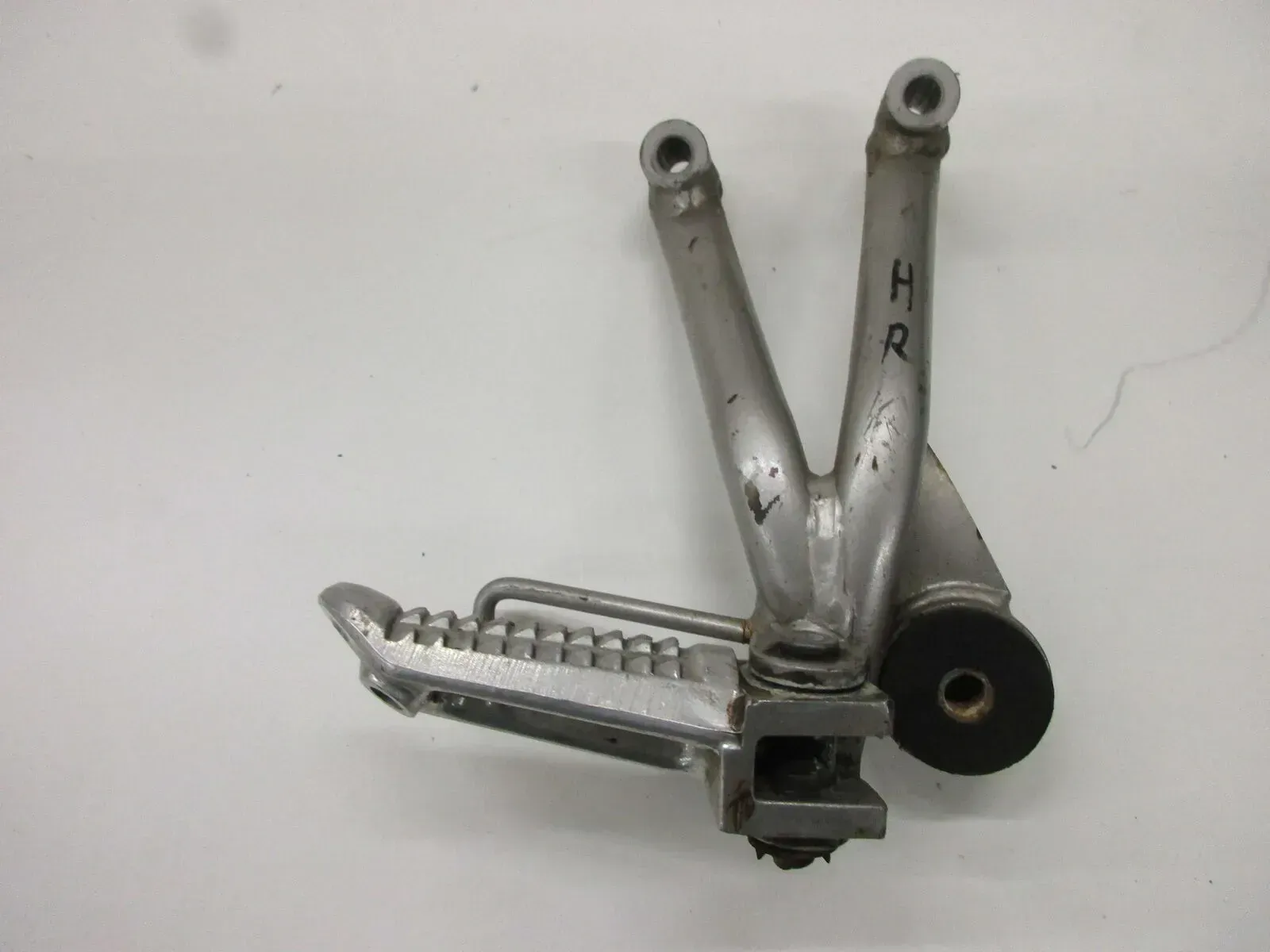 Suzuki RF 600 R GN 76 B Fußrastenhalter mit Fußraste hinten rechts Soziusraste - Bild 1