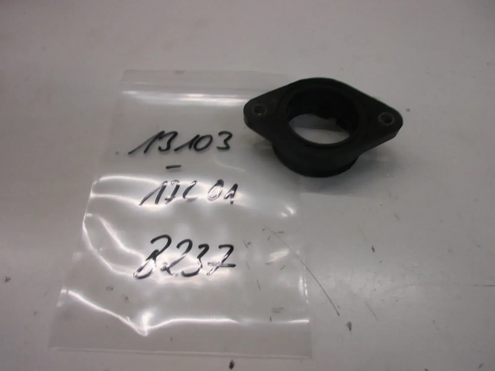 B237. Suzuki GSX 750 F Ansaugstutzen Vergaser Vergaserstutzen 13103-17C01 - Bild 1