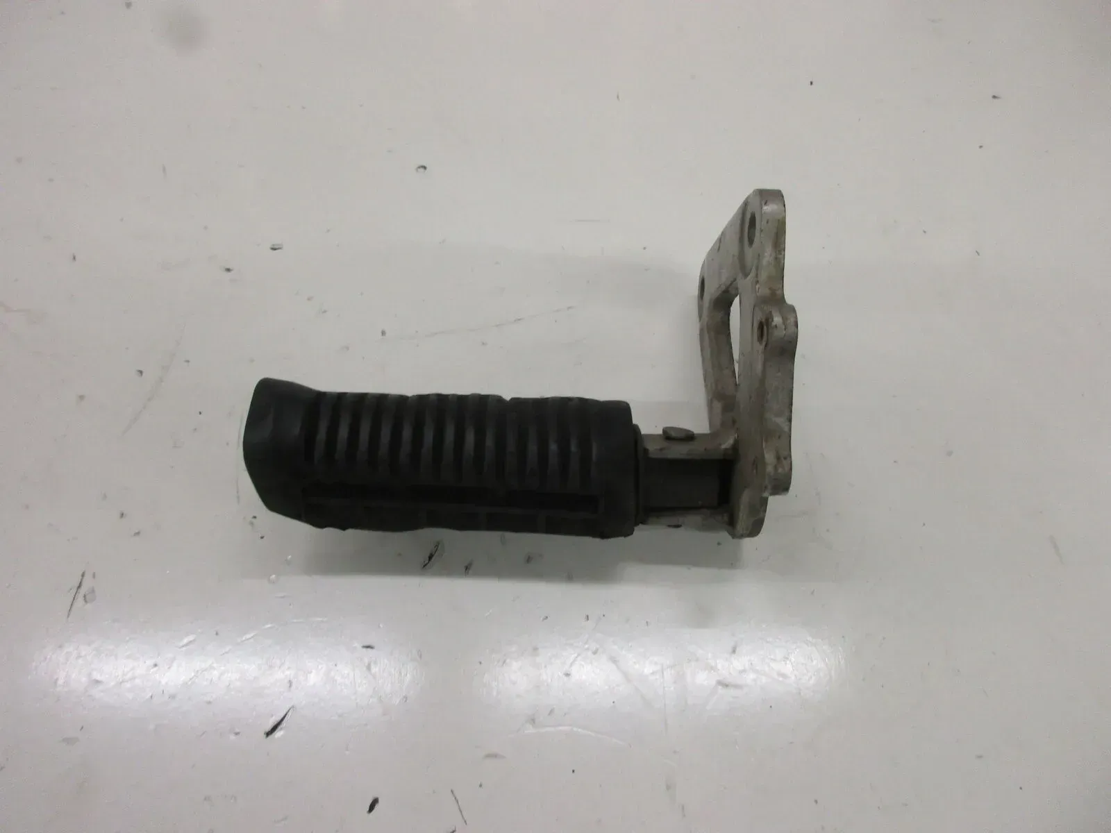 1. Suzuki GS 500 E GM 51 B Fußraste vorne links (2) Fußrastenhalter Fussraste - Bild 1
