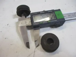 Vibrationsdämpfer Gummi Sitzbank 1. Suzuki GSX-R 1100 W GSXR GU 75 C Heckrahmen - Bild 3