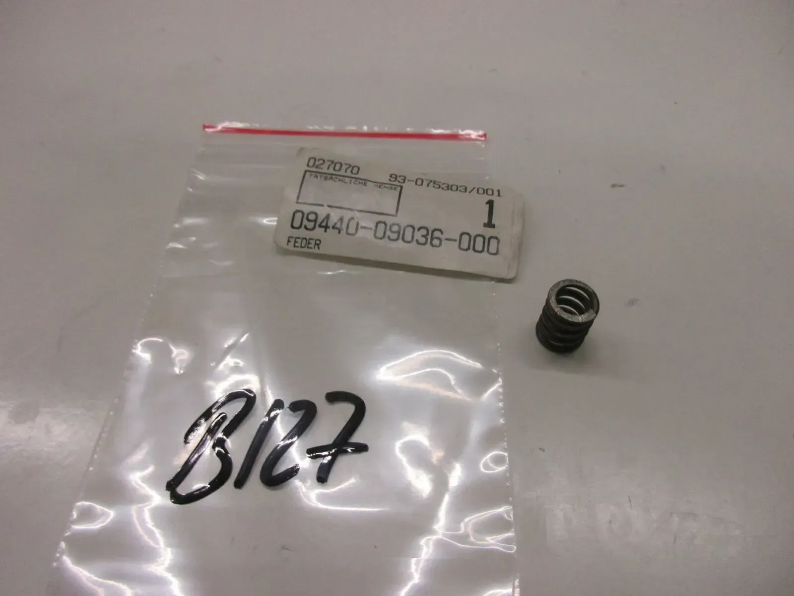 B127. Suzuki DR 650 SE Feder Motor Kurbelwelle Getriebe spring 09440-09036 - Bild 1
