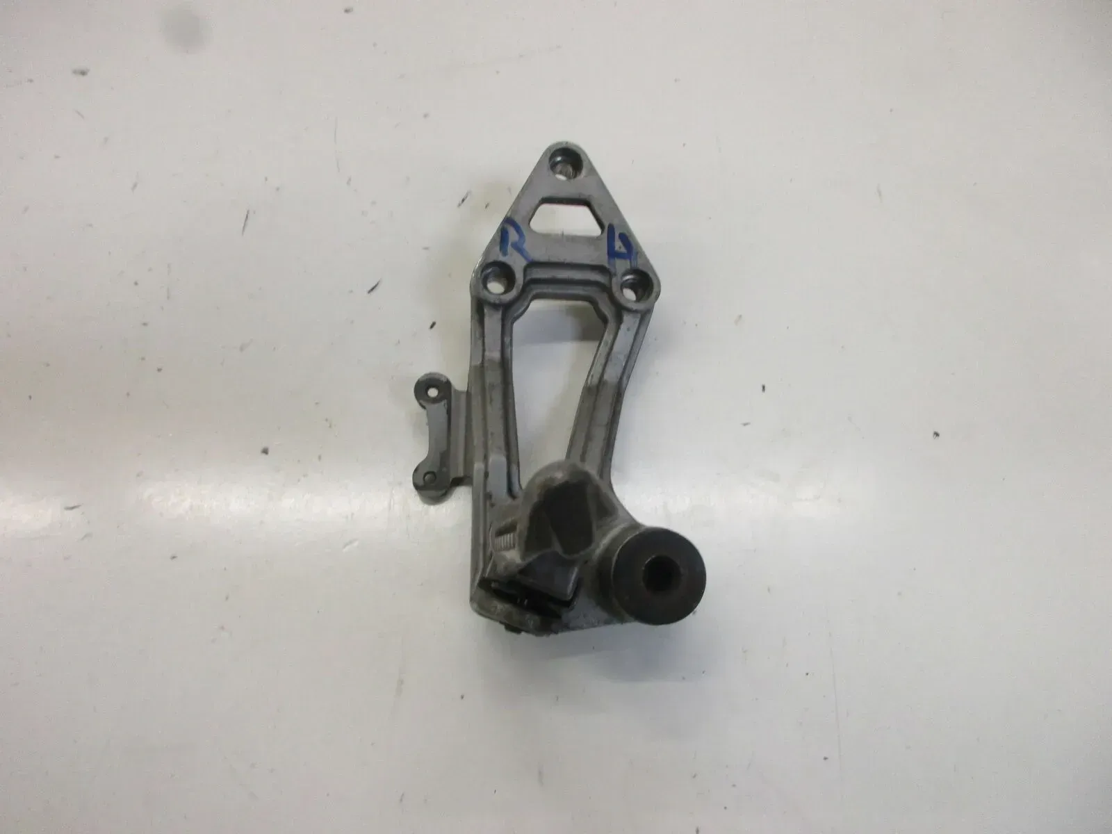 1. Kawasaki GPX 750 R ZX 750 F Fußrastenhalter mit Fußraste hinten rechts Sozius - Bild 1