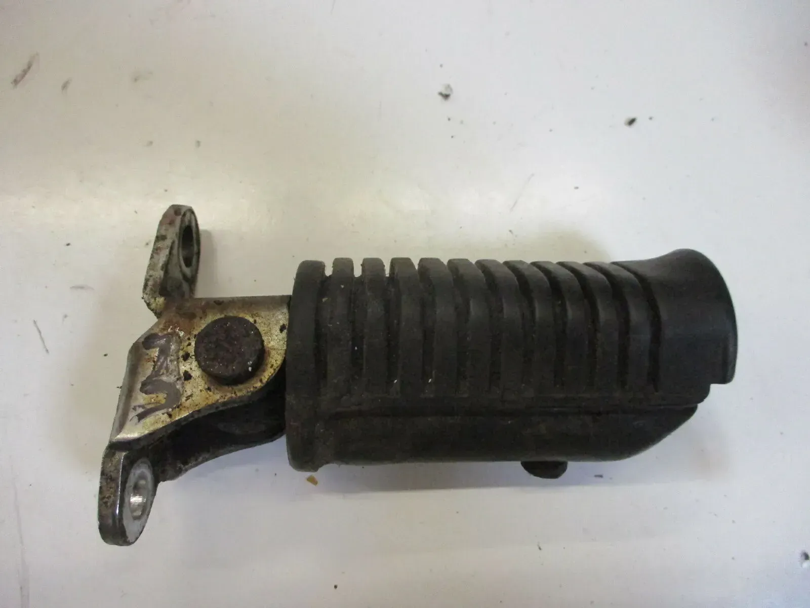 6. Honda CB 900 F_F2 Bol d`Or SC 01 Fußraste (3) vorne rechts Fußrastenhalter - Bild 1