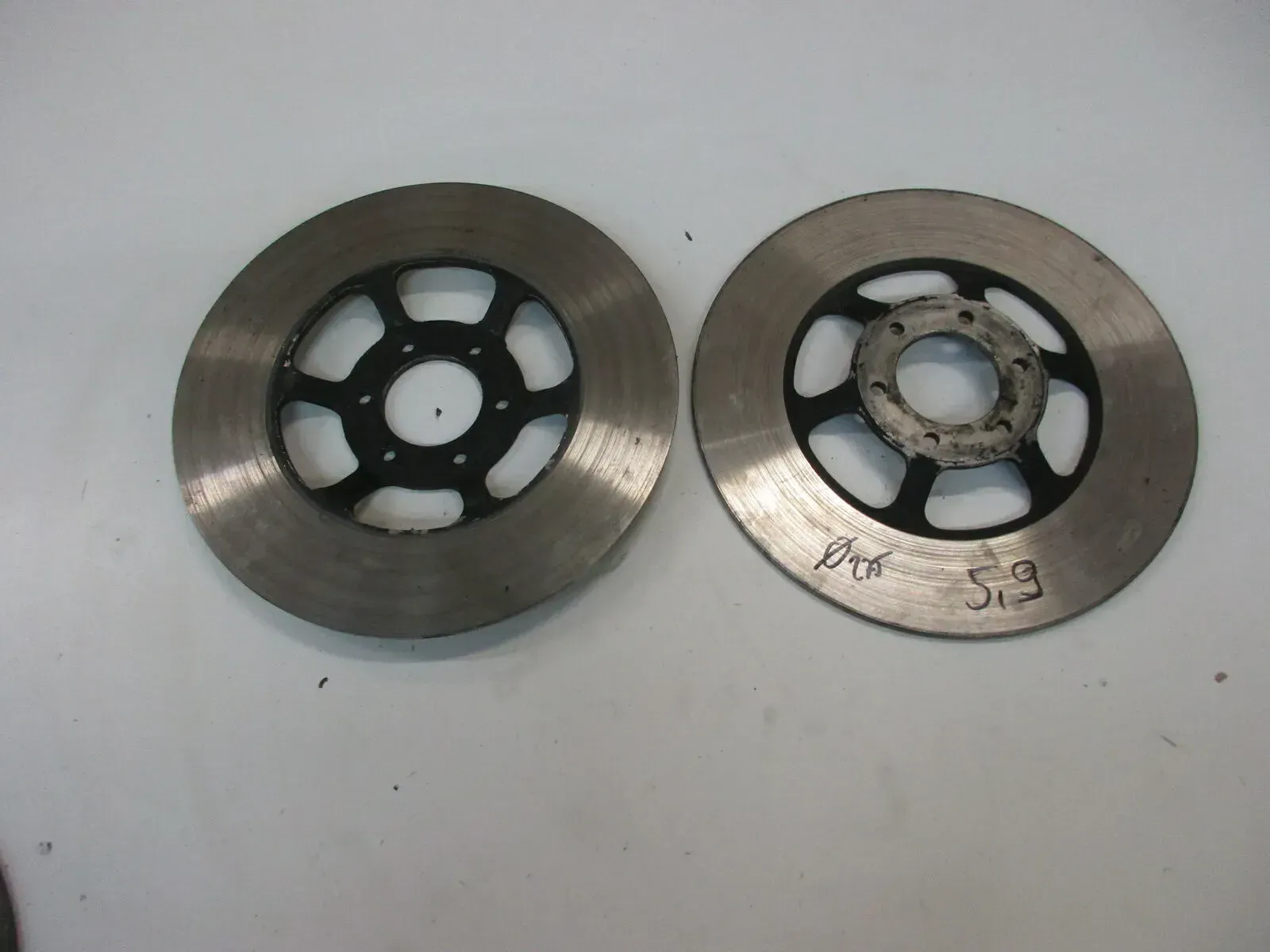 O1. Suzuki GS 550 M KATANA Bremsscheibe vorne rechts links Scheibenbremse 5,90 m - Bild 1