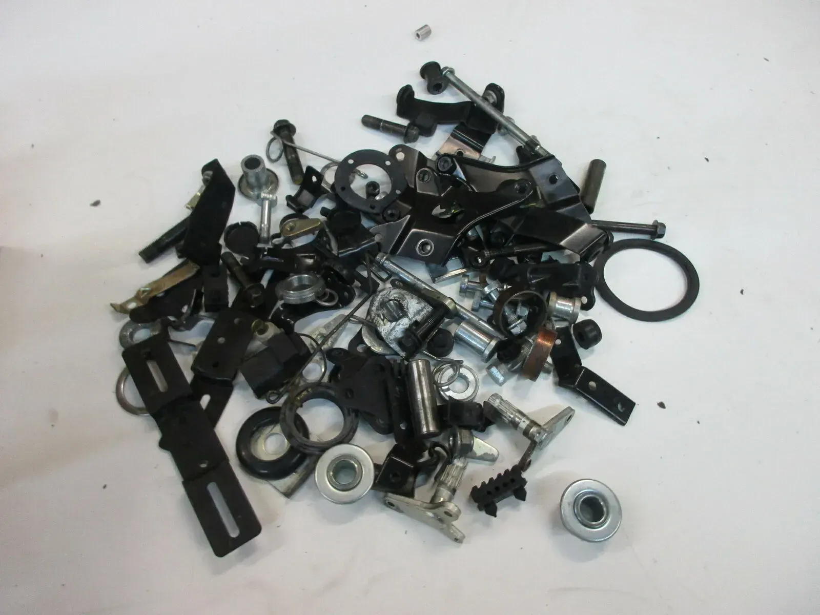 O2. Suzuki GSX 600 F GN72B Schraubensatz Kleinteile Halter Konvolut Rahmen - Bild 1
