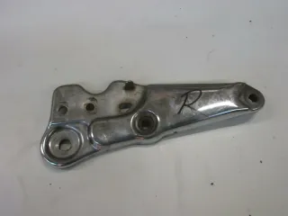 O. Suzuki GSX 750 E GS75X Fußrastenhalter vorne rechts Fussrastenbrücke Fußraste - Bild 1