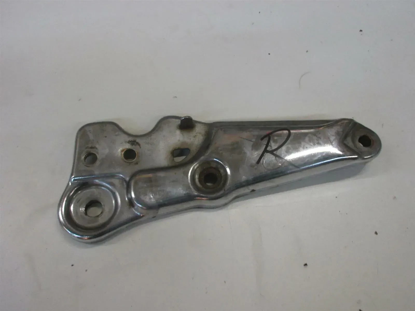 O. Suzuki GSX 750 E GS75X Fußrastenhalter vorne rechts Fussrastenbrücke Fußraste - Bild 1