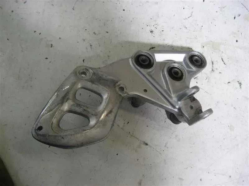 1. SUZUKI GSX 1300 R HAYABUSA GSX-R FUßRASTENHALTER FÜR FUßRASTE VORNE RECHTS - Bild 1