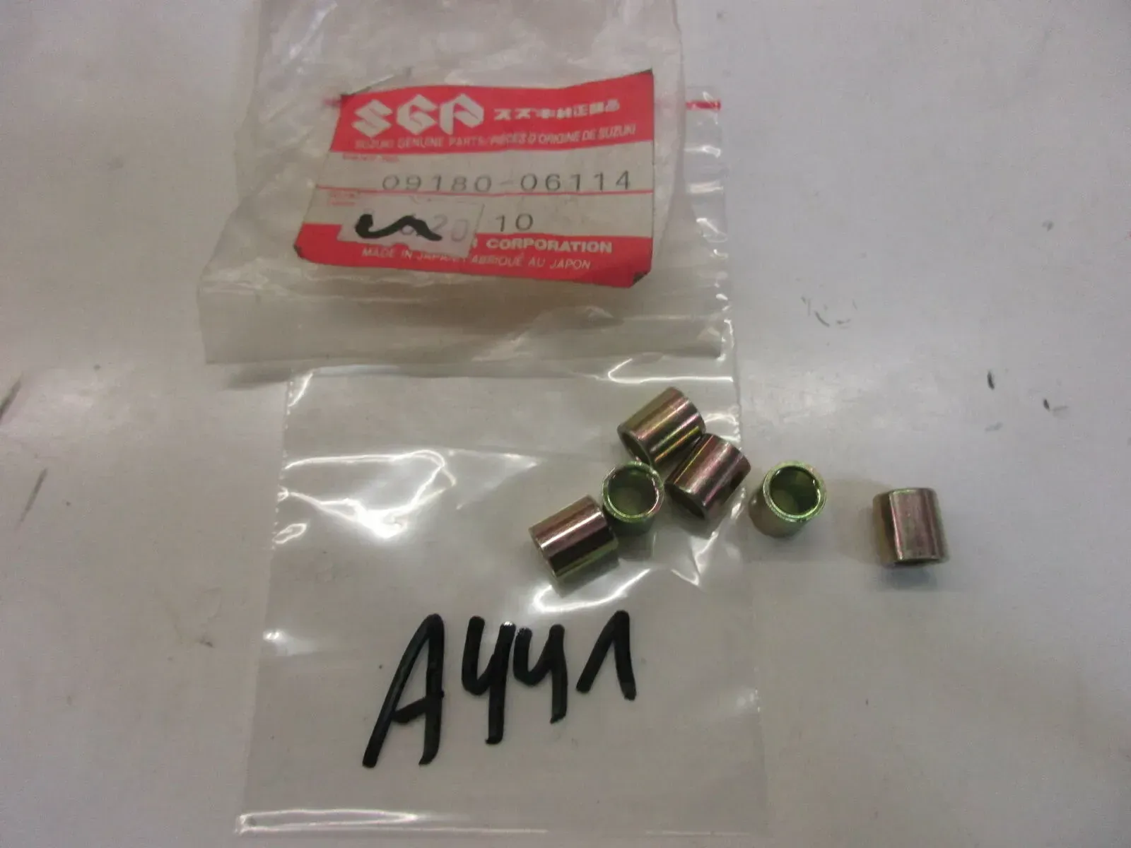 A441. Suzuki RGV 250 Buchse Hülse 6,5x9x10 Zylinder Motorblock 09180-06114 - Bild 1