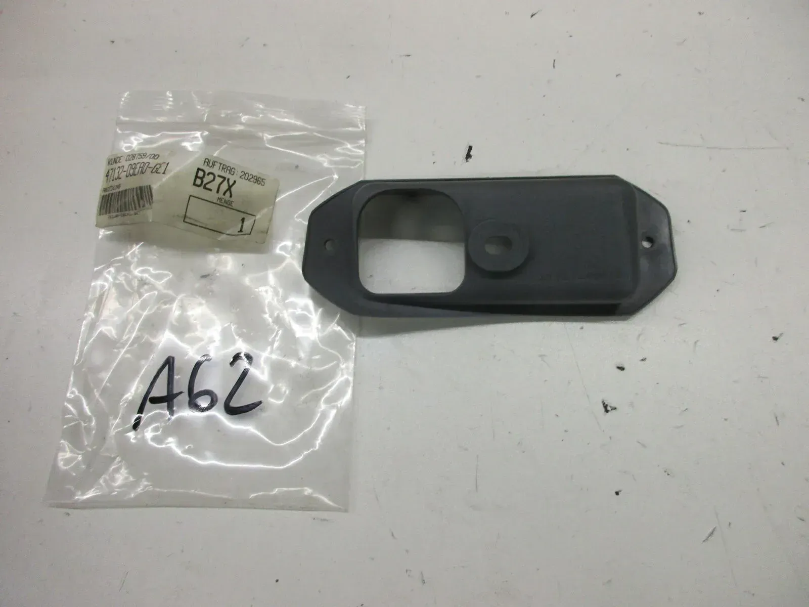 A62. Suzuki AH 50_75 Verkleidung Blende Abdeckung Helmfach 47132-09EA0-GE1 - Bild 1