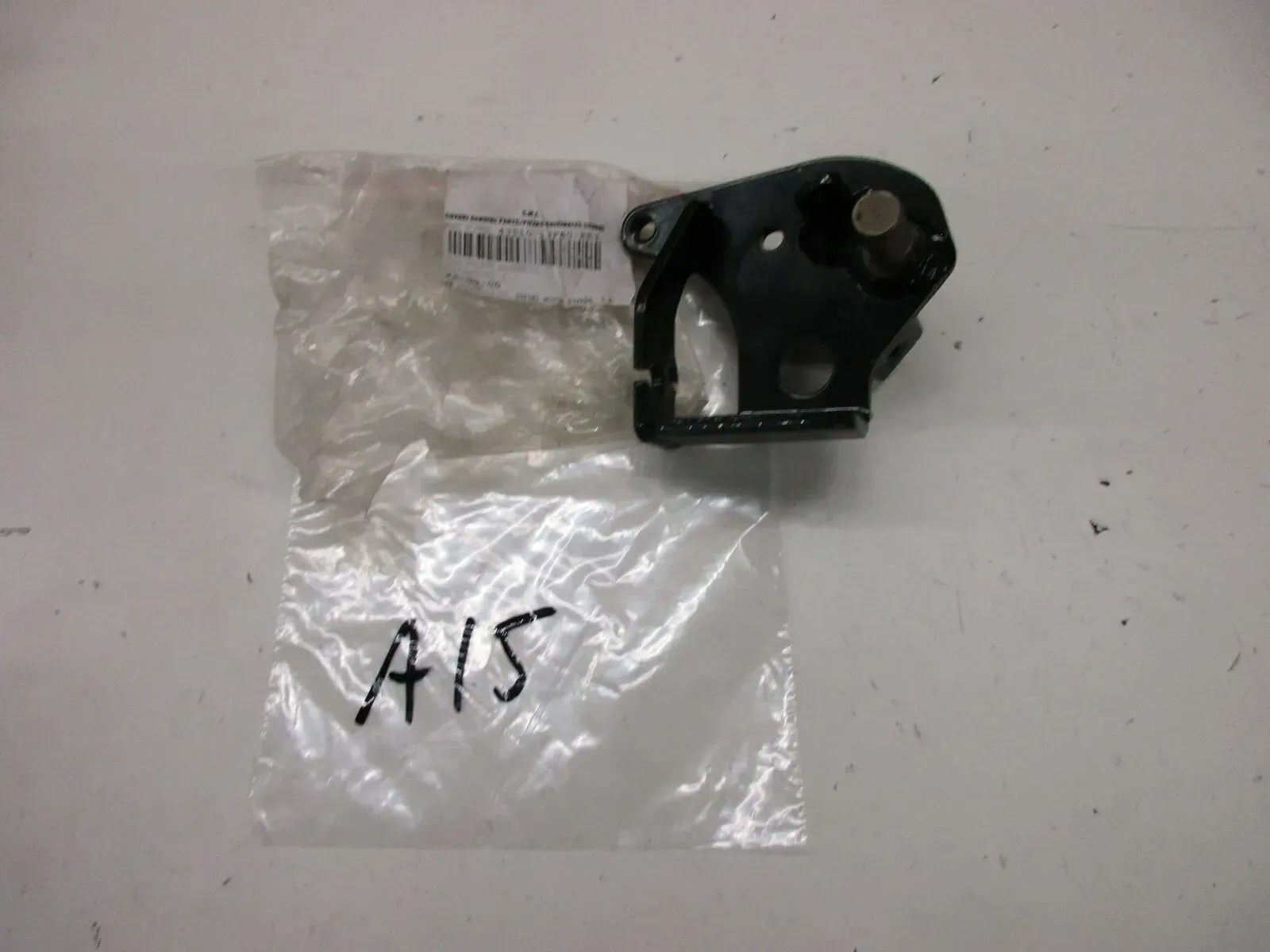 A15. Suzuki GZ 250 Fußrastenhalter vorne rechts Fußraste 43510-13FA0-EE3 - Bild 1