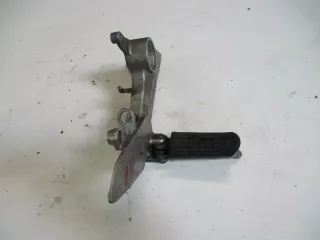 2. Honda VFR 800 FI RC 46 Fußraste vorne rechts mit Fußrastenhalter Fußrastenbrü - Bild 1