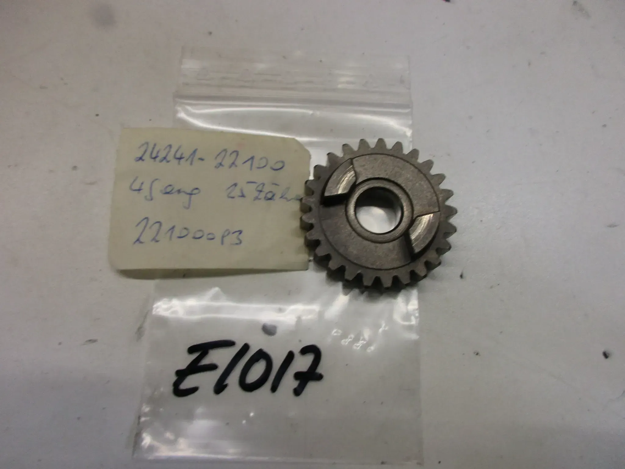 E1017. Suzuki RV 50 Getrieberitzel Getriebe 24221-22100 Motor 25 Z Zahnrad 4. Gang - Bild 1