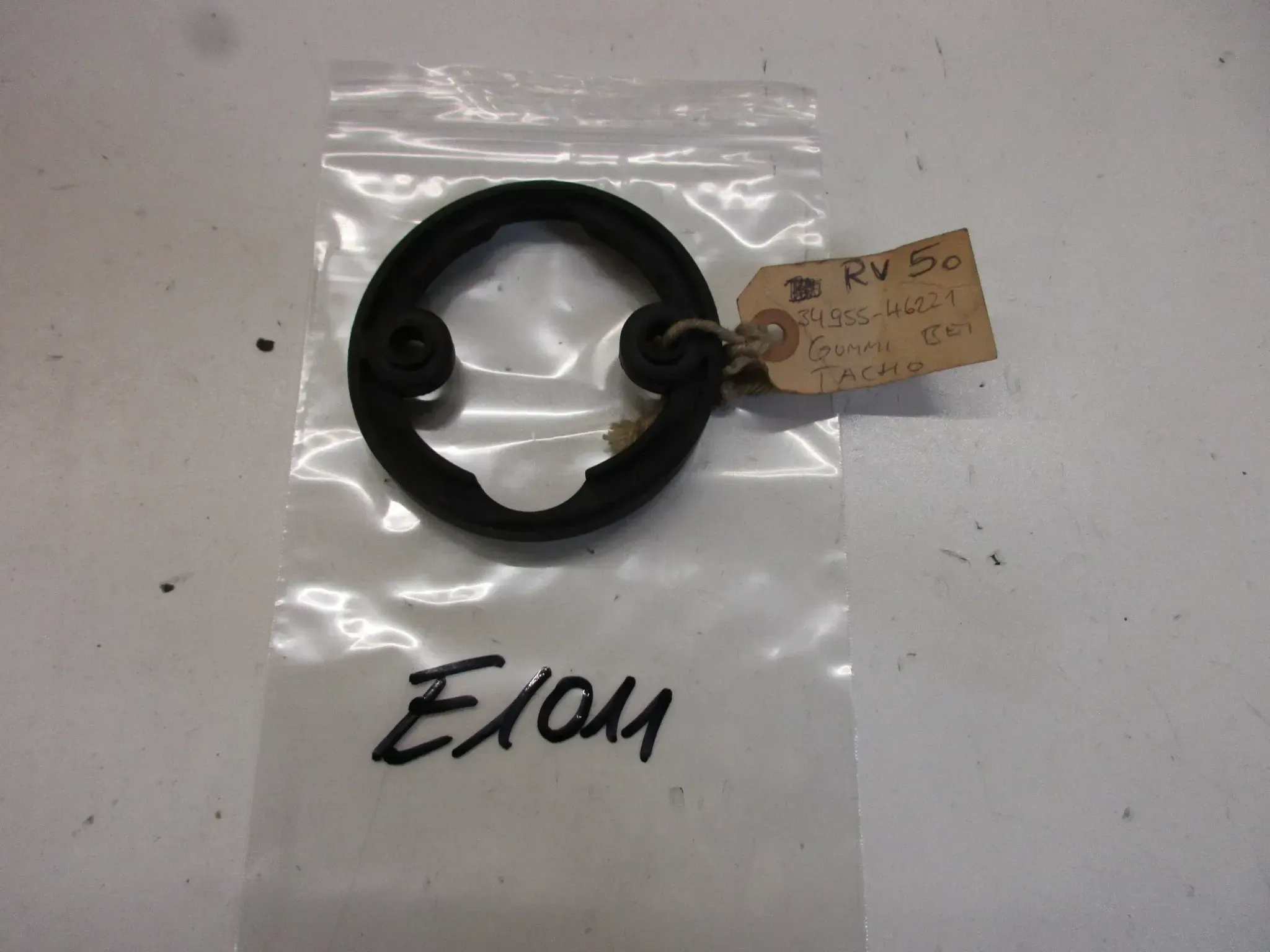 E1011. Suzuki RV 50 Dichtung Tacho 34955-46221 Cockpit Tachodichtung Verkleidung - Bild 1