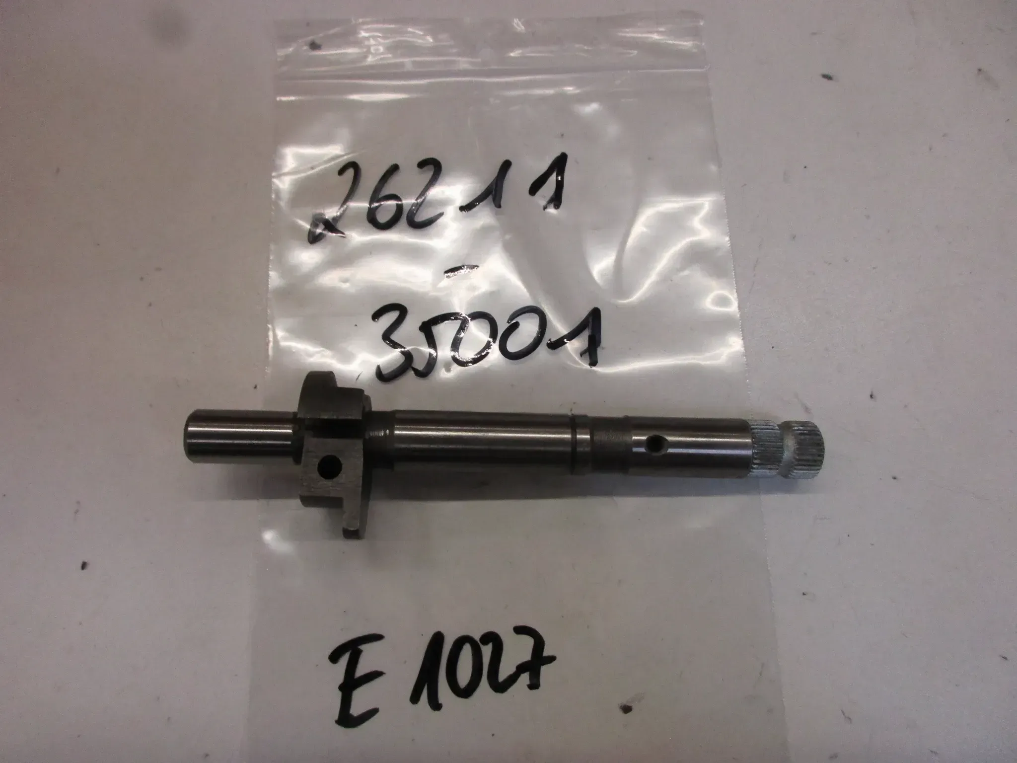 E1027. Suzuki RV 50 Kickstarterwelle Motor 26211-35001 Kickstarter Getriebe Welle Starterwelle - Bild 1