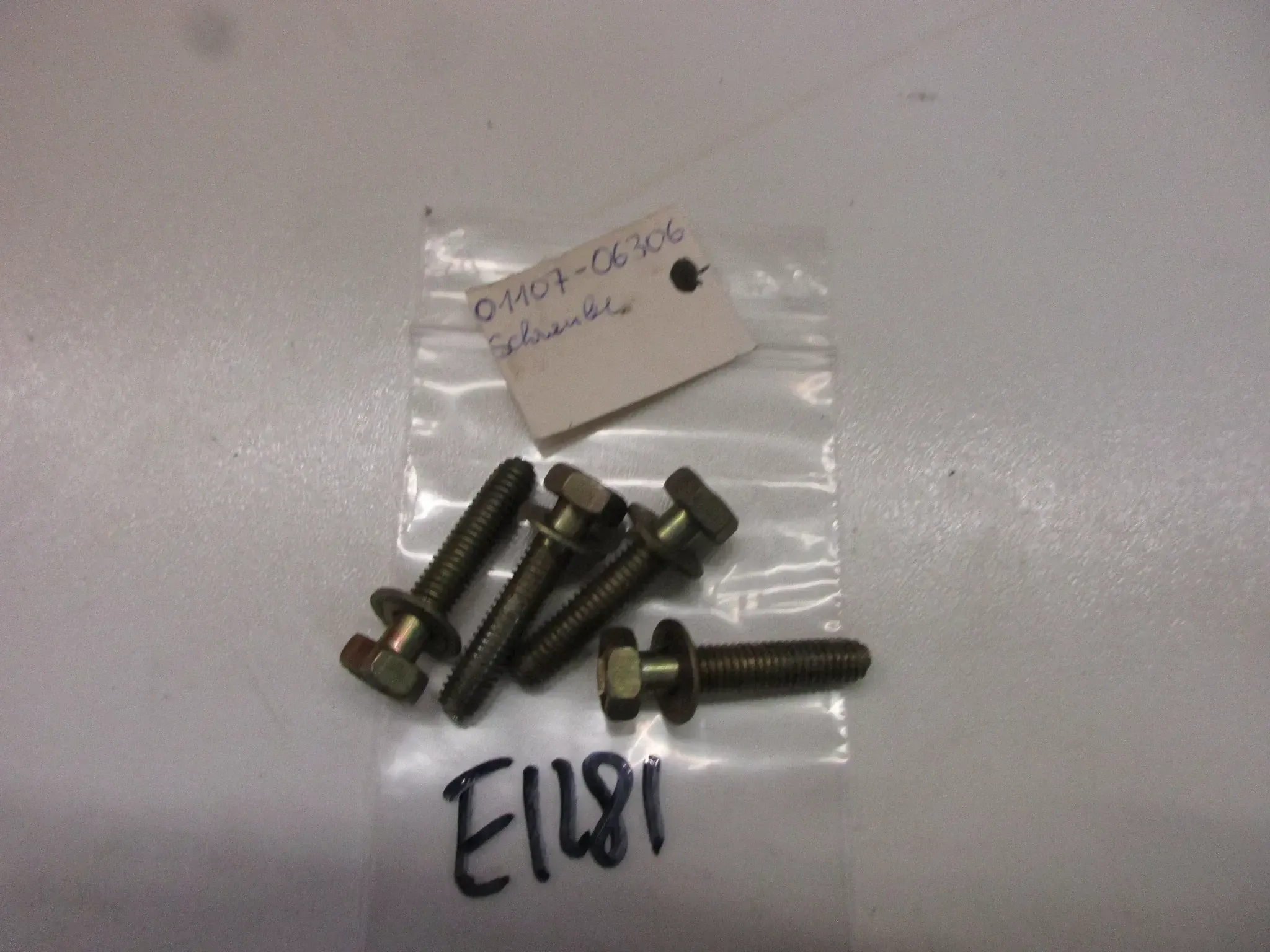 E1281 Suzuki DR 500 S Schrauben Rahmen Verkleidung 01107-06306 Halter Träger bolt - Bild 1