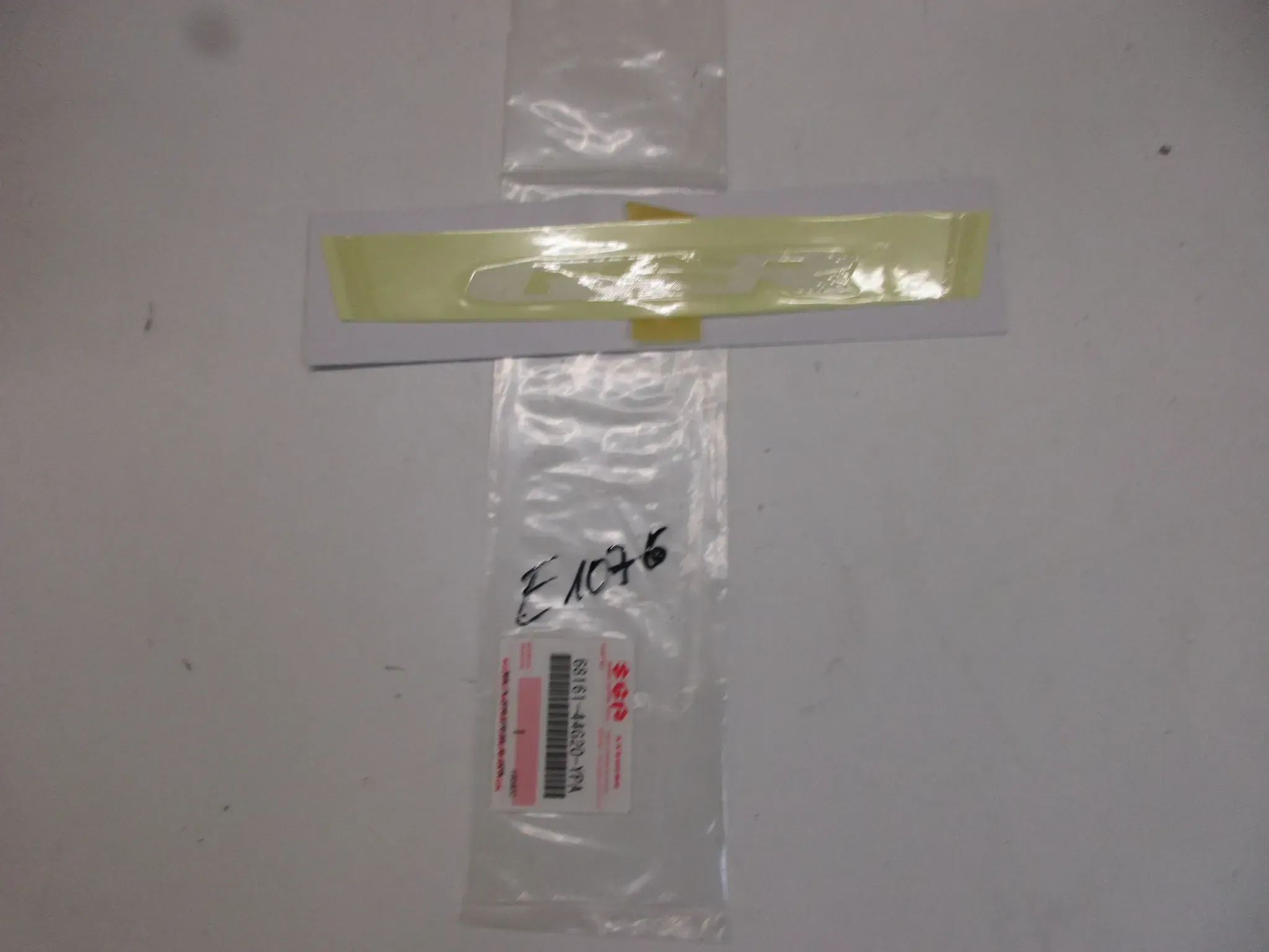 E1076. Suzuki GSR 600 Aufkleber Dekor 68161-44G20-YPA Emblem Verkleidung Soziussitz - Bild 1