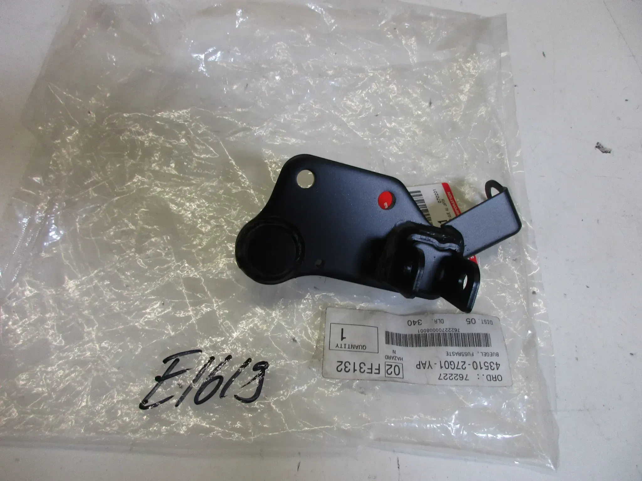 E1619. Suzuki DL 650 A V-Strom Fußrastenhalter Fussraste 43510-27G01-YAP vorne rechts - Bild 1