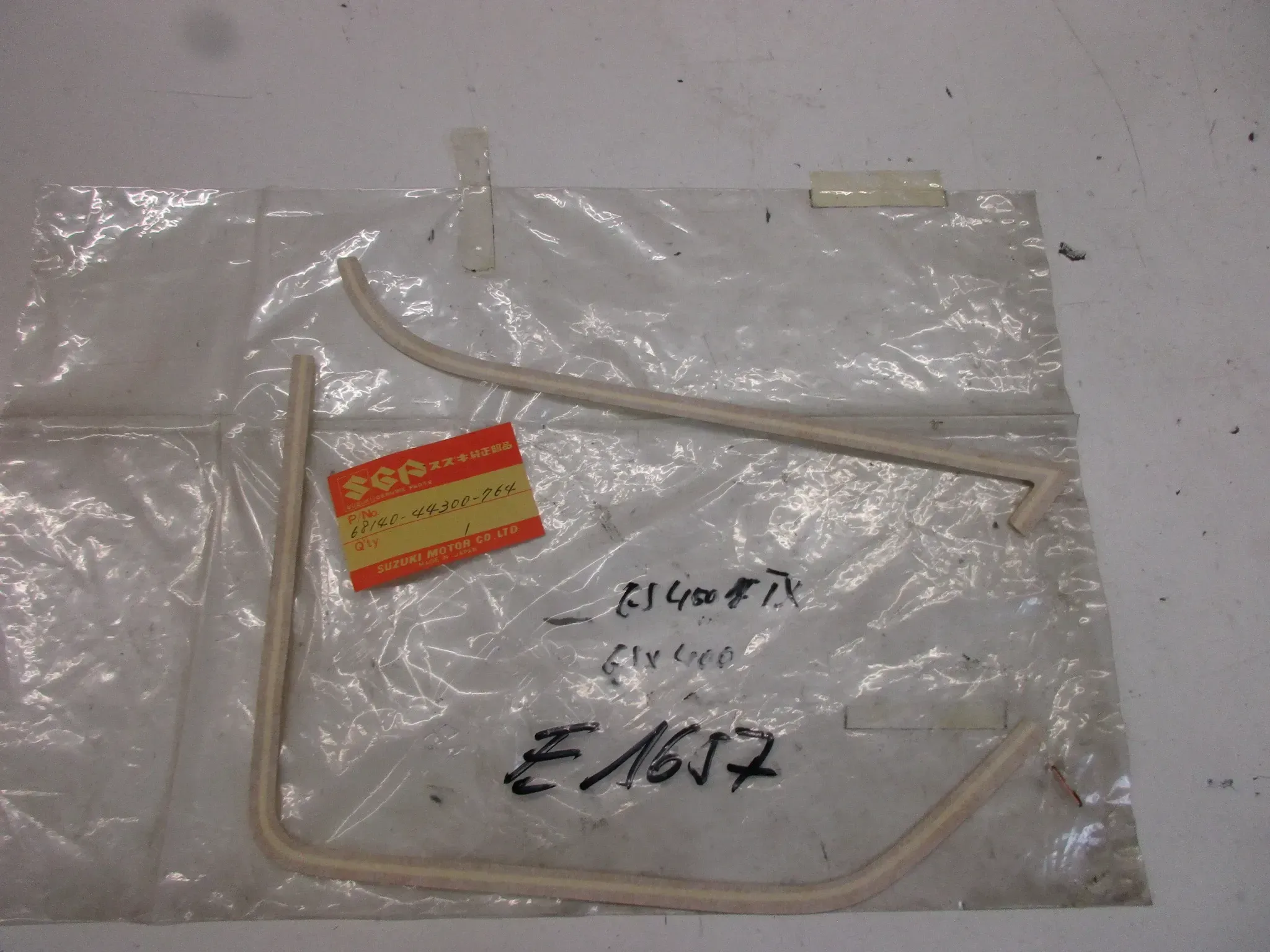 E1657. Suzuki GS 450 TX Aufkleber Dekor 68140-44300-764 Verkleidung Emblem Logo - Bild 1