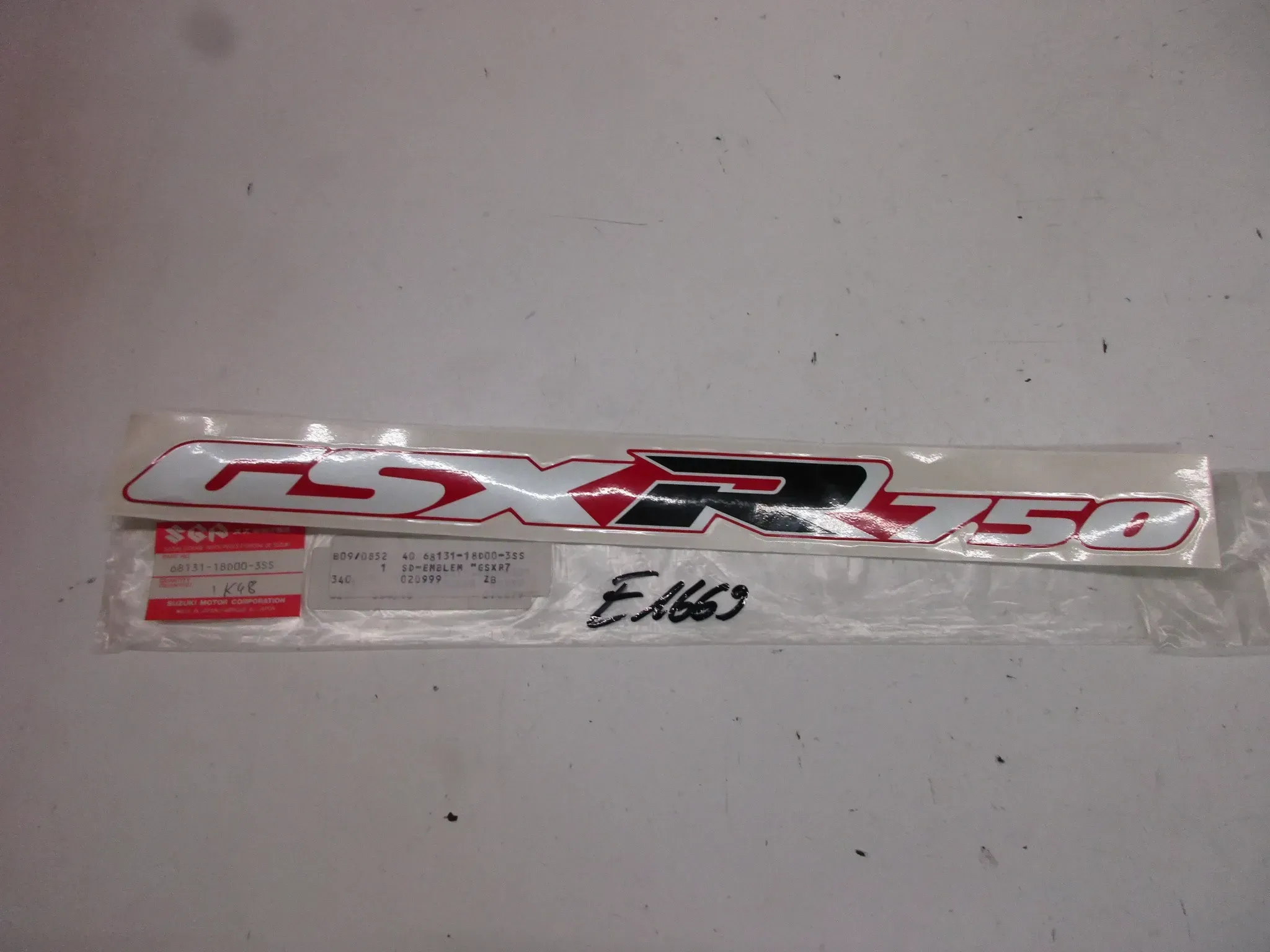 E1669. Suzuki GSX-R 750 Bandit Aufkleber Dekor 68131-18D00-3SS Verkleidung Logo Emblem - Bild 1
