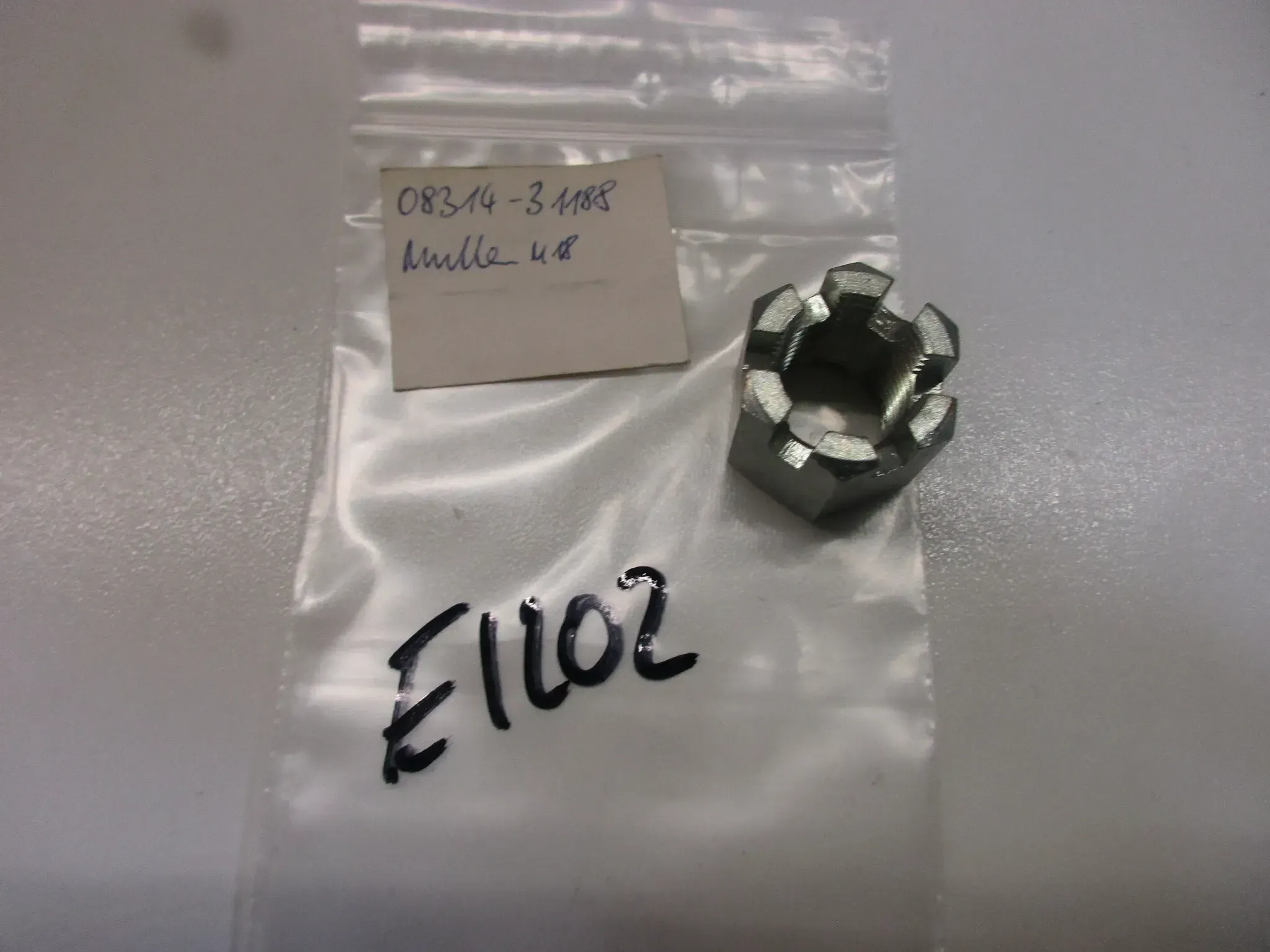 E1202 Suzuki GS 1000 E Schraube Mutter 08314-31188 Steckachse hinten Nut Buchse - Bild 1