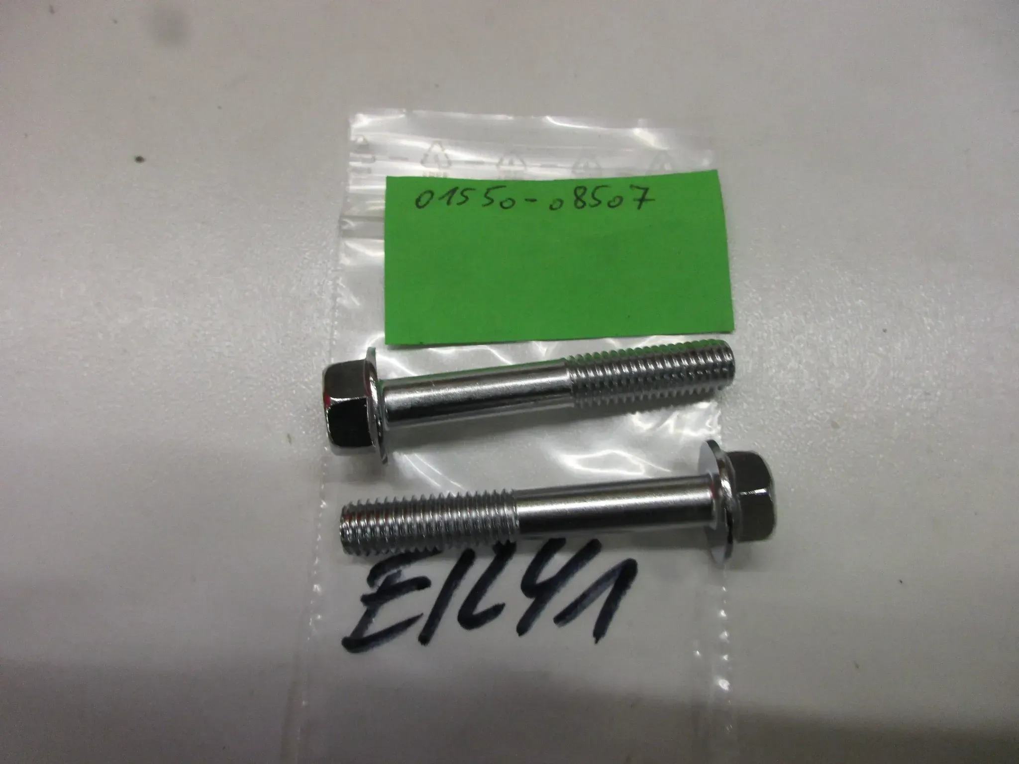 E1241 Suzuki VS 800 GL Intruder Schrauben Bolzen 01550-08507 Motor M8 mm Kurbelgehäuse - Bild 1