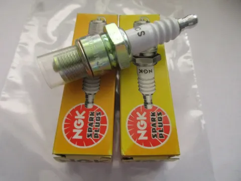 Background image for R1852 NGK B8HCS BMW Kawasaki Yamaha Zündkerzen Ø 14 mm Motor