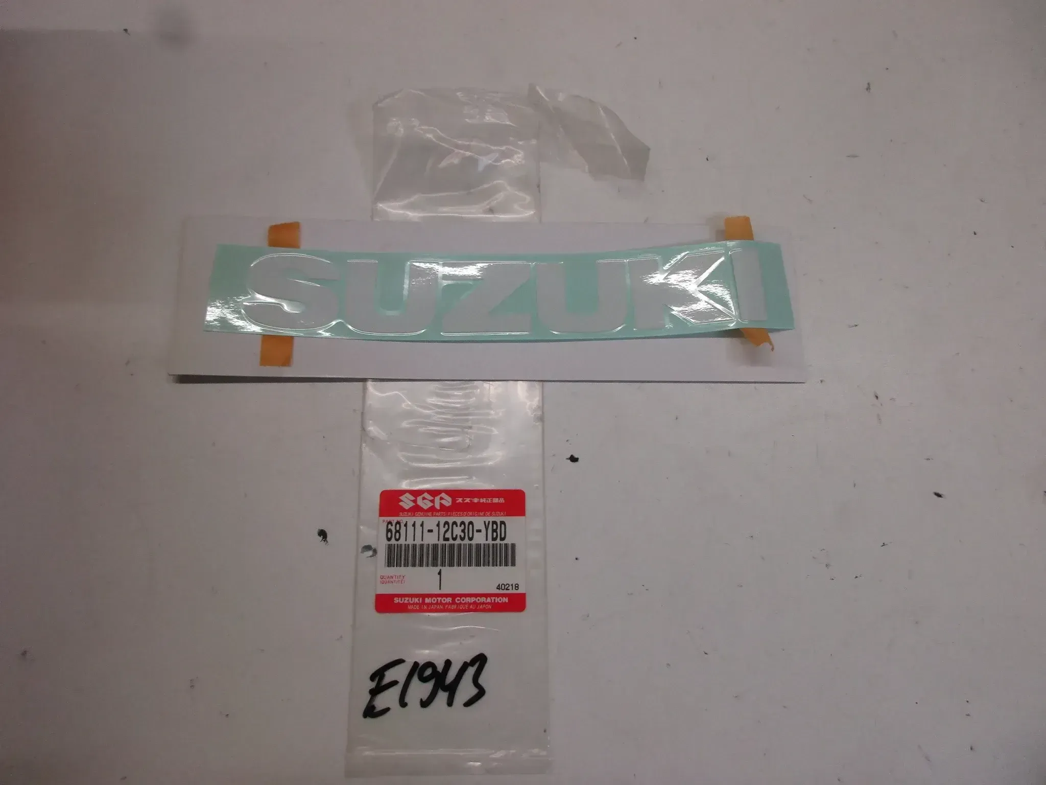 E1943. Suzuki GSX GSX-R Aufkleber Schriftzug 68111-12C30-YBD Dekor Verkleidung Emblem Logo - Bild 1