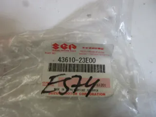E574. Suzuki GSF 600 Bandit Fußraste vorne rechts 43610-23E00 Fussraste Fahrer - Bild 4