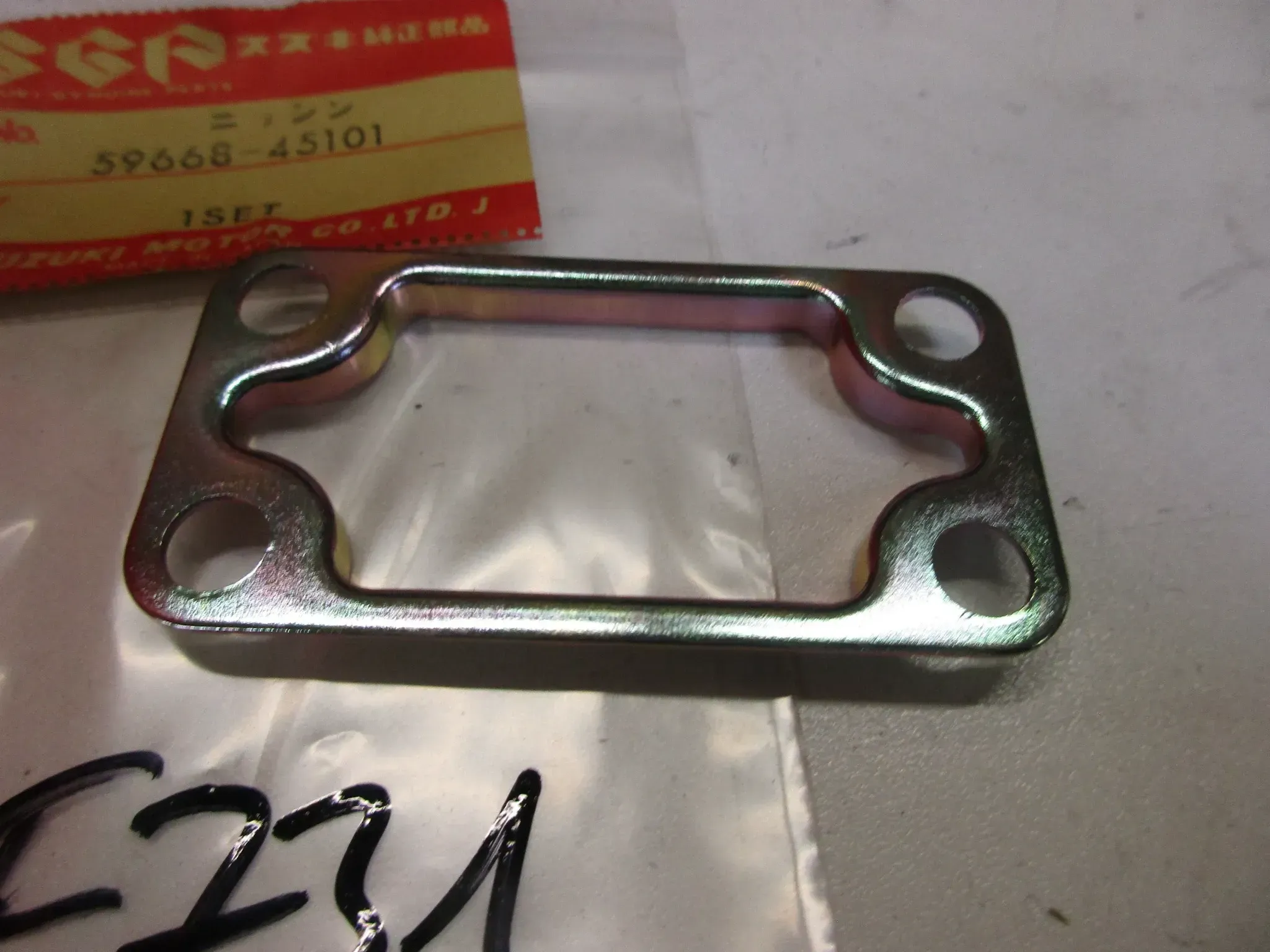 E731. Suzuki GS 850 GN 400 Halteblech Bremspumpe 59668-45101 oben Platte Deckel - Bild 1