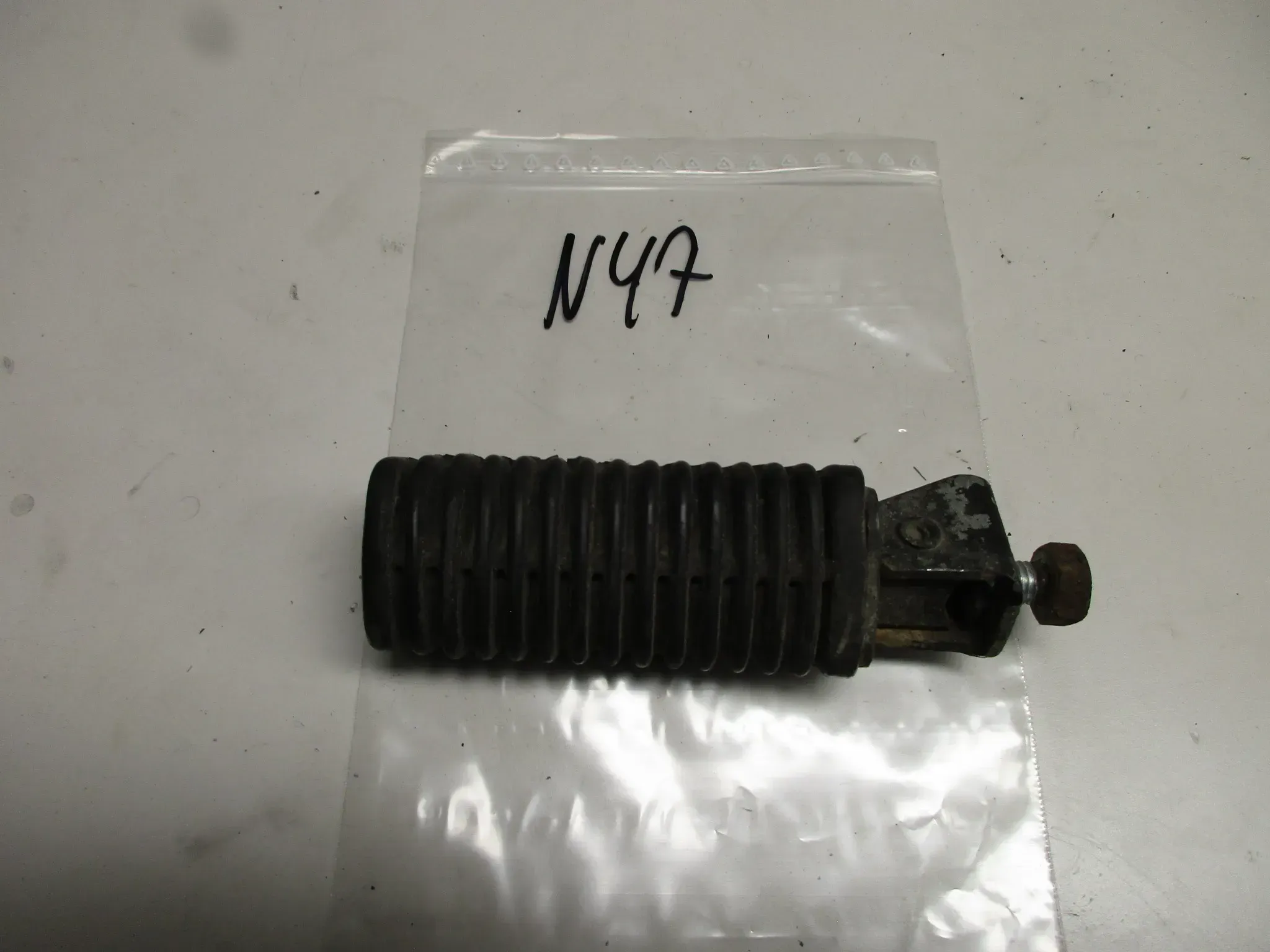 N47 BMW R 80 RT Soziusraste hinten links Fussraste footrest - Bild 1