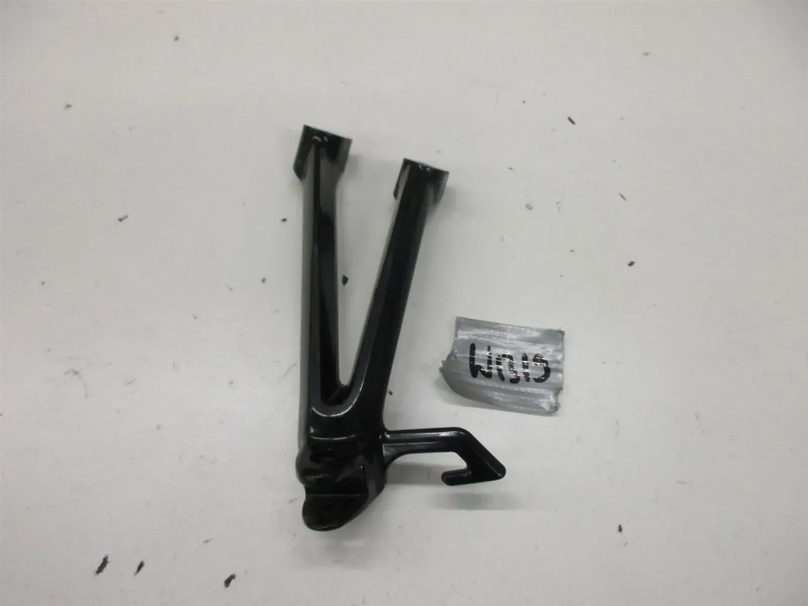 W1319. Suzuki GSX-R 600_750 Fußraste hinten links Fußratsenbrücke Soziusraste - Bild 1