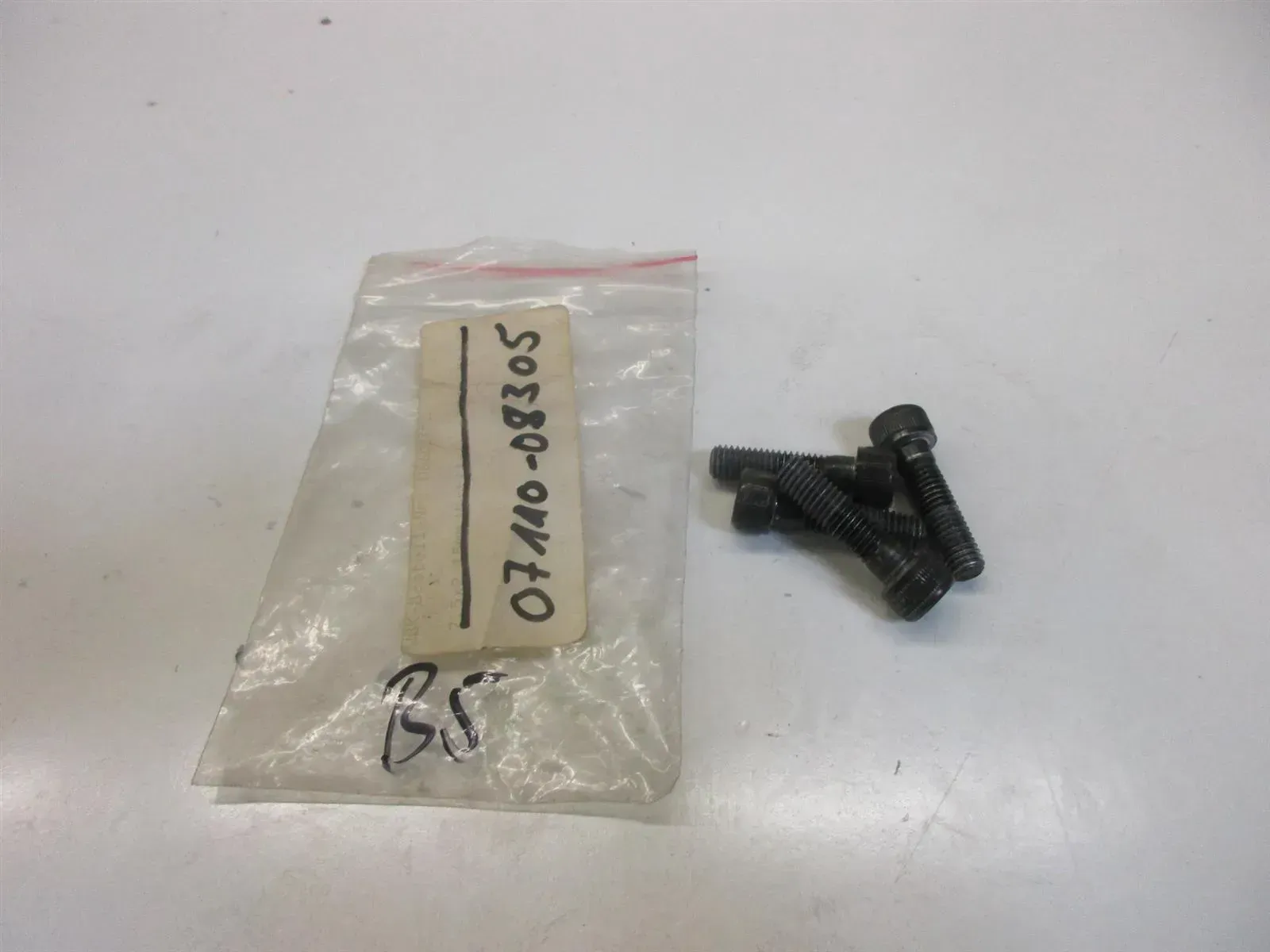 B5. Suzuki GS 1100 G Schraube Kettenrad Antrieb M8 x 20 mm 07110-08305 - Bild 1